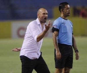 Julio Rodríguez estuvo muy activo en el área técnica durante el partido.