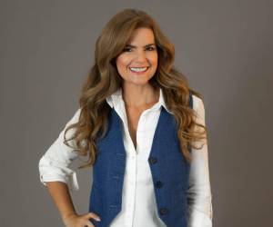 La famosa presentadora colombiana llega a Honduras como invitada especial de la IX edición de BAC Estilo Moda, donde compartirá con diseñadores y la comunidad creativa en la plataforma fashion más importante del país.