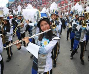 Las palillonas y pomponeras destacaron con sus atuendos y coreografías al ritmo de la emblemática “Chica del Central”, saludando a las autoridades presentes.