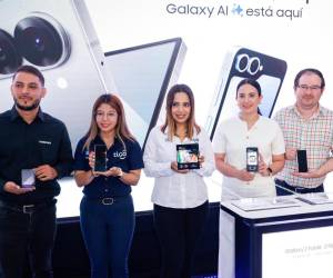 <i>Ejecutivos de Tigo y Samsung durante la presentación de los nuevos smartphones Samsung Galaxy Z Flip6 y Galaxy Z Fold6. </i>