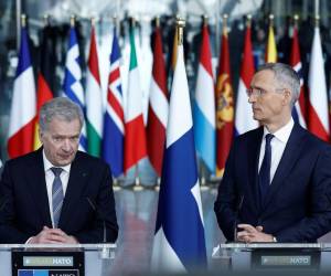 El presidente de Finlandia, Sauli Niinisto y el secretario general de la OTAN, Jens Stoltenberg, durante una conferencia de prensa.