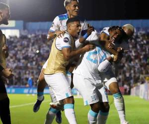 La Selección de Honduras festejando el segundo gol ante México en el Estadio Nacional de Tegucigalpa.