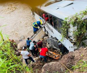 El Cuerpo de Bomberos rescató a varias personas que estaban atrapadas en la unidad.