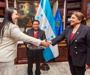 Sarahí Cerna fue juramentada por la presidenta Xiomara Castro.