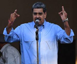 Maduro se presentó personalmente ante el TSJ para interponer su recurso de amparo.