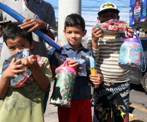 EL HERALDO recorrió la capital con la campaña solidaria “Regale un Juguete en Navidad”, entregando obsequios y momentos inolvidables a los pequeños más necesitados que recorren las calles, semáforos y bulevares del Distrito Central.