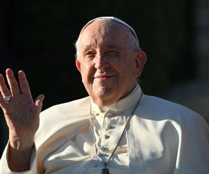 El Papa Francisco hace un gesto al salir de la Catedral de los Santos Pedro y Pablo después de su reunión con obispos, sacerdotes, misioneros, personas consagradas y trabajadores pastorales en Ulán Bator el 2 de septiembre de 2023.