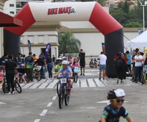 EL HERALDO dio inicio este domingo 20 de octubre a la gran Vuelta Ciclística Infantil. Estas son las imágenes de los pequeños que arrancaron toda la energía la competencia.