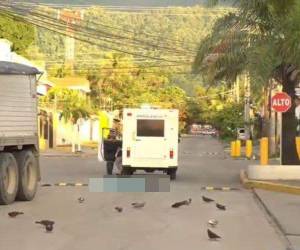 El hombre fue arrastrado varios metros por el enorme vehículo de carga pesada en la 20 calle de San Pedro Sula.