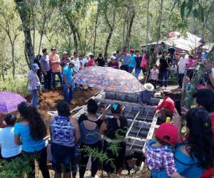 Las tres menores de edad, que fallecieron en el lugar del accidente, provocado supuestamente por la imprudencia de otro conductor, fueron enterradas en el cementerio de la comunidad de Las Marías, en Arada, Santa Bárbara, este domingo.