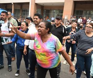 Imagen tomada en las afueras del Ministerio Público de Honduras, luego de que el nuevo fiscal general y fiscal adjunto fuesen elegidos de forma interina por el presidente del Congreso y otros ocho diputados.