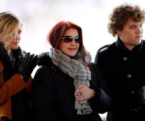 Lisa Marie Presley en medio de sus hijos Riley y Benjamin Keough en un evento dedicado a Elvis Presley en 2010.