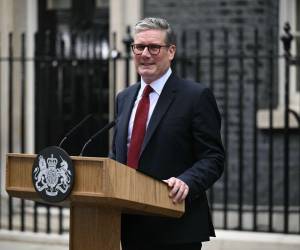 El primer ministro entrante de Gran Bretaña, Keir Starmer, y líder del Partido Laborista, se encuentra en el podio mientras se dirige a la nación tras su victoria en las elecciones generales, en las afueras del número 10 de Downing Street en Londres el 5 de julio de 2024, un día después de que Gran Bretaña celebrara elecciones generales