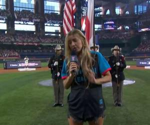 La cantante de música country Ingrid Andress protagonizó un bochornoso momento durante el Home Run Derby en Arlington, al cantar el himno nacional de Estados Unidos con numerosos desafines y gallos.