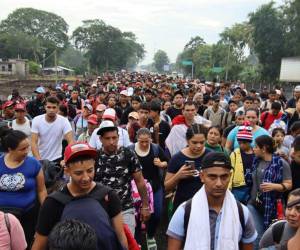 Migrantes caminan en caravana este domingo en el municipio de Tapachula en el estado de Chiapas, México.