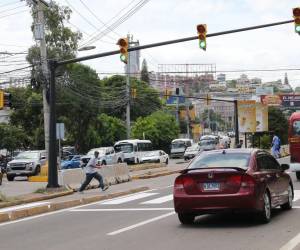 En el bulevar Suyapa, frente al Hospital Escuela, el sistema de semáforos vehiculares y peatonales fue instalado la semana pasada.