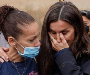 Gritos de “fuera”, así como lanzamiento de barro, recibieron a la comitiva de los reyes de España, Felipe VI y Letizia, el presidente del Gobierno, Pedro Sánchez, y el presidente regional de Valencia, Carlos Mazón, a su llegada a Paiporta, epicentro de las inundaciones que asolaron esa provincia el martes.