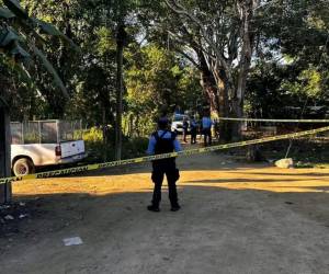 Agentes policiales acordonaron la escena donde se registró el enfrentamiento.