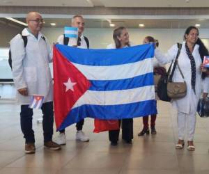 Los médicos cubanos llegaron al país en marzo del 2024 y aún no han sido certiciados ante el CMH.