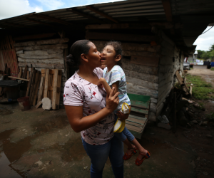 Yaritza Galeas junto a su hija Maritza Milagro Osorto. Ambas viven en Choluteca, uno de los departamentos más impactados por casos e microcefalia por zika.