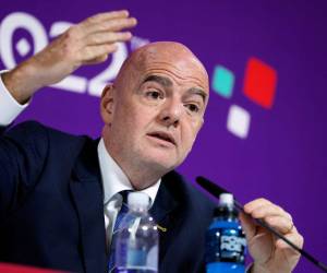 El presidente de la FIFA, Gianni Infantino, da una conferencia de prensa en el Centro Nacional de Convenciones de Qatar (QNCC) en Doha el 16 de diciembre de 2022, durante el torneo de fútbol de la Copa Mundial de Qatar 2022.