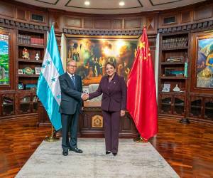 Castro junto al vicepresidente del Comité Permanente de la Asamblea Popular Nacional de China, Li Hongzhong.