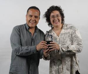 Servio Tulio Mateo y Laura Bermúdez recibieron el reconocimiento por su pieza de cine documental.