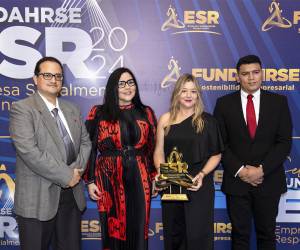 Autoridades de UNITEC y CEUTEC celebrando el reconocimiento ESR 2024.