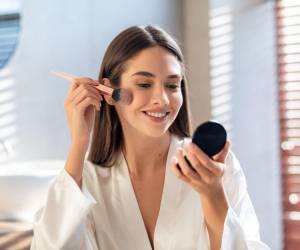 La clave para un maquillaje natural y favorecedor es la sutileza. Enfócate en resaltar tus rasgos más atractivos y utiliza productos de calidad que se adapten a tu tono de piel.