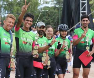 Llegaron en grupo, entre amigos y portando un mismo uniforme, aunque en la ruta se convirtieron en competencia para el otro, al final el esfuerzo de cada uno sumó para que sus equipos destacaran. Mostrando sus trofeos y medallas, así posaron estos ciclistas.