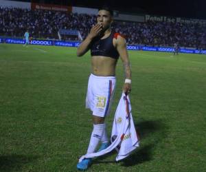 Michaell Chirinos celebra enviando un beso luego de anotar el 2-0 en la final de la Liga Nacional ante Motagua.