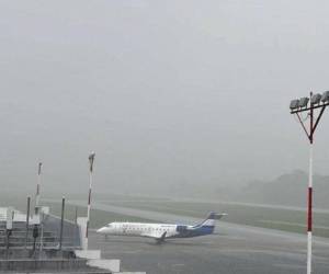 Debido a la poca visibilidad el aeropuerto internacional Toncontín permanece cerrado a causa de las fuertes precipitaciones provocadas por la tormenta tropcial Sara.