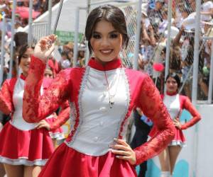 Mía Flores, del Instituto Santa Mónica, encabezó el grupo de las palillonas de su colegio que deslumbraron con su belleza y talento en el Estadio Nacional.