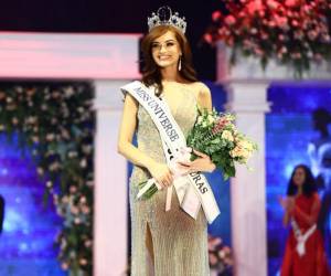 Stephanie Cam portando la corona de Miss Honduras Universo.