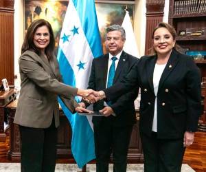 Rixi Moncada asumió como nueva ministra de Defensa de Honduras tras la renuncia de José Manuel Zelaya, quien dejó el cargo debido a investigaciones relacionadas con su padre, Carlos Zelaya.