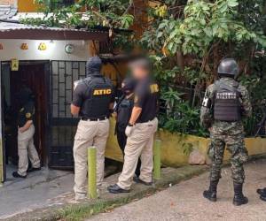 En varias casas del barrio Villa Adela se llevaron a cabo los allanamientos.