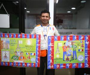 Mostrando los dos cuadros alusivos a la fiesta deportiva, Alexis Castillo llegó a las instalaciones de EL HERALDO.
