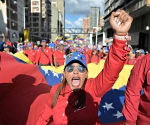 “Uh, ah, Maduro no se va”, se escuchaba al paso de la marcha.