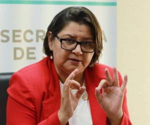 La ministra Carla Paredes contrató a su hermana y a su cuñado.