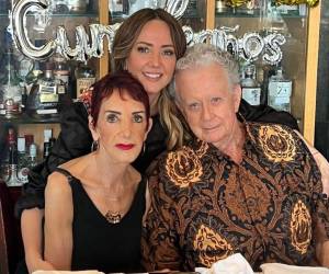 Andrea Legarreta junto a su madre y padre.