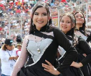 Las palillonas en los desfiles patrios de Honduras 2024 que se realizaron este 15 de septiembre, no solo lucieron hermosos atuendos y mostraron su talento, también robaron suspiros con sus hermosas sonrisas. Este fue el caso de Rachel Carrasco del Instituto Adriana de Valerio que fue, no solo uno de los rostros más bellos, también tenía una de las sonrisas más lindas.