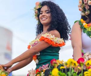 Bajo el lema “La magia de florecer”, Siguatepeque vistió de colores y con hermosas flores a sus bellas reinas, quienes encantaron al público con su belleza y carisma en los desfiles.