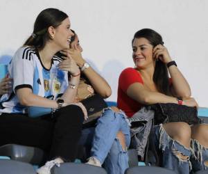 El estadio Nacional Chelato Uclés está siendo testigo de un fenomenal duelo entre Motagua y Águila por el repechaje de la Copa Centroamericana de Concacaf. A continuación te dejamos la mejores postales del ambiente en este partido.