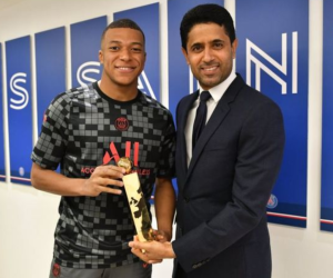 Kylian Mbappe y el presiden del Paris Saint-Germain, Nasser Al-Khelaifi.