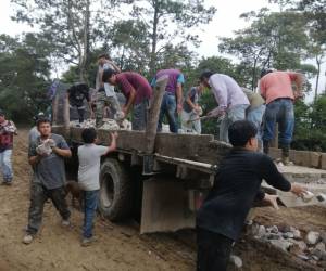 En ocasiones los pobladores y autoridades locales se unen para restaurar un poco la carretera ante las emergencias del municipio.