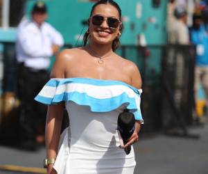 La presentadora de HCH, Alejandra Rubio, deslumbró con el vestido que utilizó para trabajar en la transmisión de los desfiles del 203 años de Independencia de Honduras.