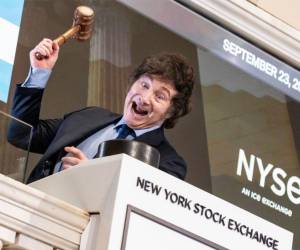 Javier Milei toca la campana en Wall Street, celebrando su llegada a Nueva York.