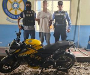 Imagen donde se muestra la motocicleta que fue robada con la intención de venderla con documentos falsificados.