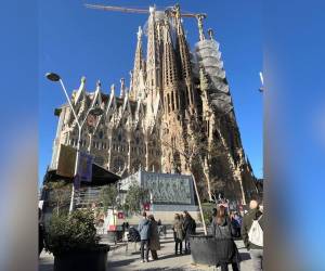 La Sagrada Familia es un templo inacabado que encarna el ingenio humano y la búsqueda de lo eterno, fusionando arte y espiritualidad en el corazón de Barcelona.