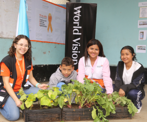 a misión de World Vision es que los niños puedan materializar, en la tierra u obras reciclables, las enseñanzas impartidas en las escuelas.